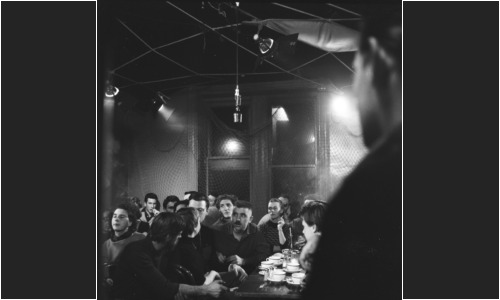 De gauche à droite : Armand Vaillancourt, Michèle Juneau, Paterson Ewen, Jean-Paul Mousseau, Guido Molinari, Fernande Saint-Martin er Claude Gauvreau à L'Échourie à l'occasion du tournage du film Artist in Montreal de Jean Palardy (1954). Photo : Robert Millet