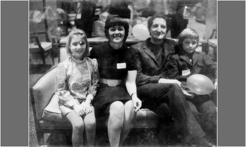 Fernande Saint-Martin, Guido Molinari et leurs enfants, Claire et Guy, au Chateau Champlain (Montréal, sans date).Photographe inconnu.