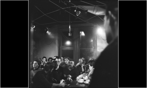 De gauche à droite : Armand Vaillancourt, Michèle Juneau, Paterson Ewen, Jean-Paul Mousseau, Guido Molinari, Fernande Saint-Martin er Claude Gauvreau à L'Échourie à l'occasion du tournage du film Artist in Montreal de Jean Palardy (1954). Photo : Robert Millet
