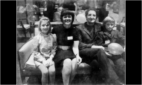 Fernande Saint-Martin, Guido Molinari et leurs enfants, Claire et Guy, au Chateau Champlain (Montréal, sans date).Photographe inconnu.